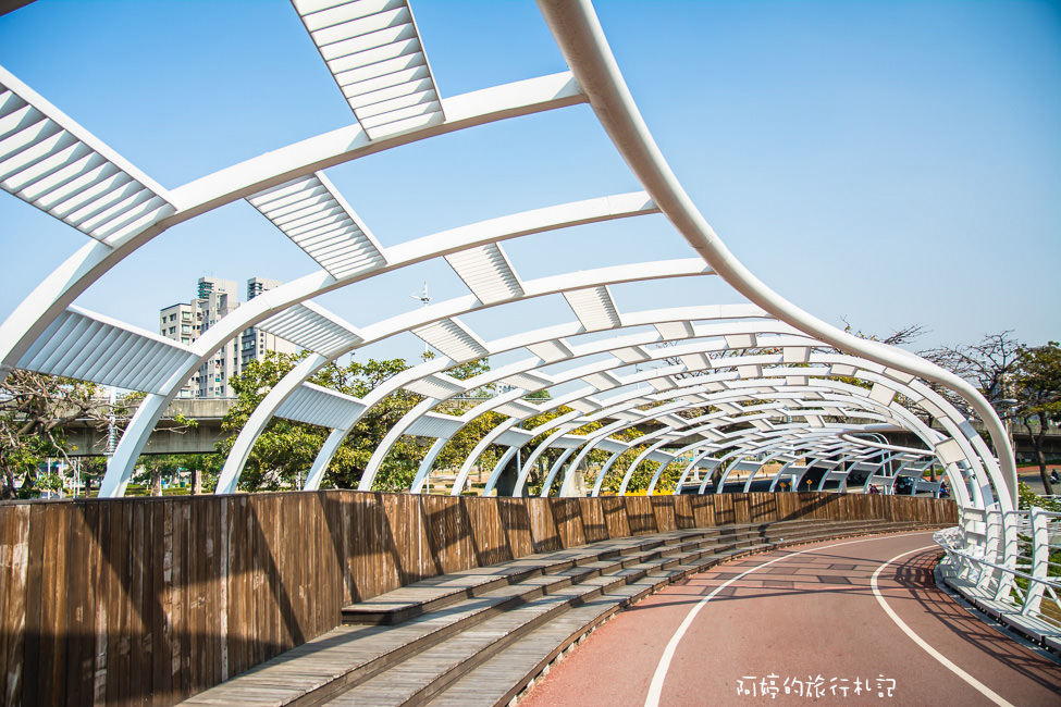 ｜高雄景點｜前鎮之星自行車道，搭捷運跟輕軌就能到達