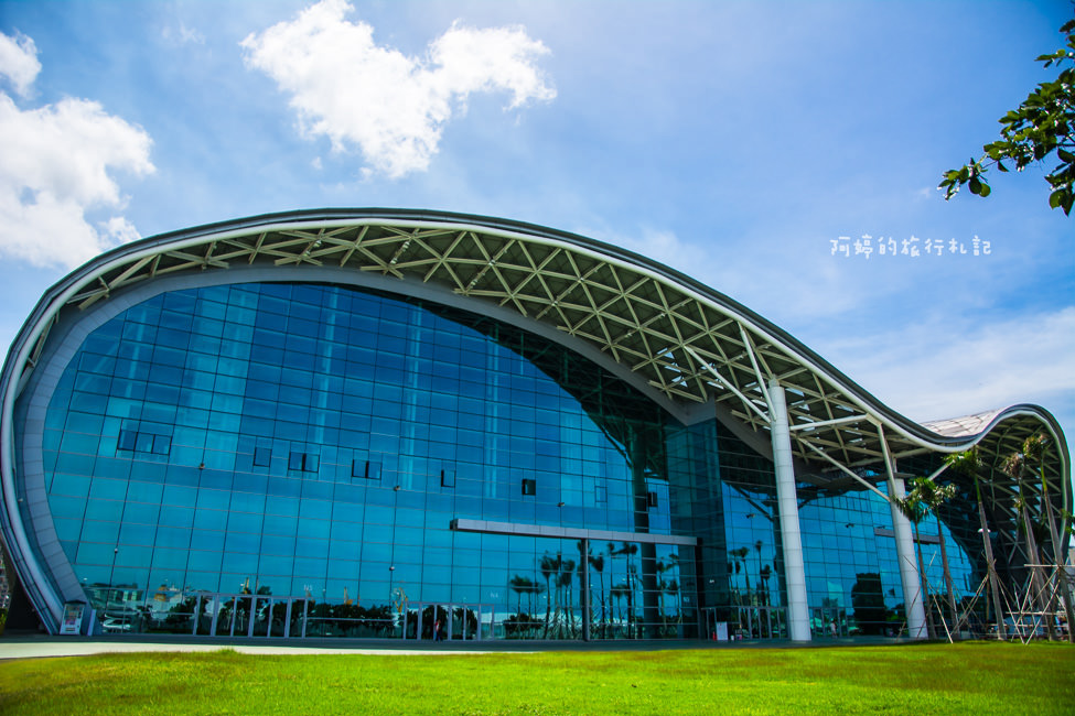 ｜高雄景點｜高雄展覽館，特殊波浪式屋頂造型，是高雄港都的新地標之一