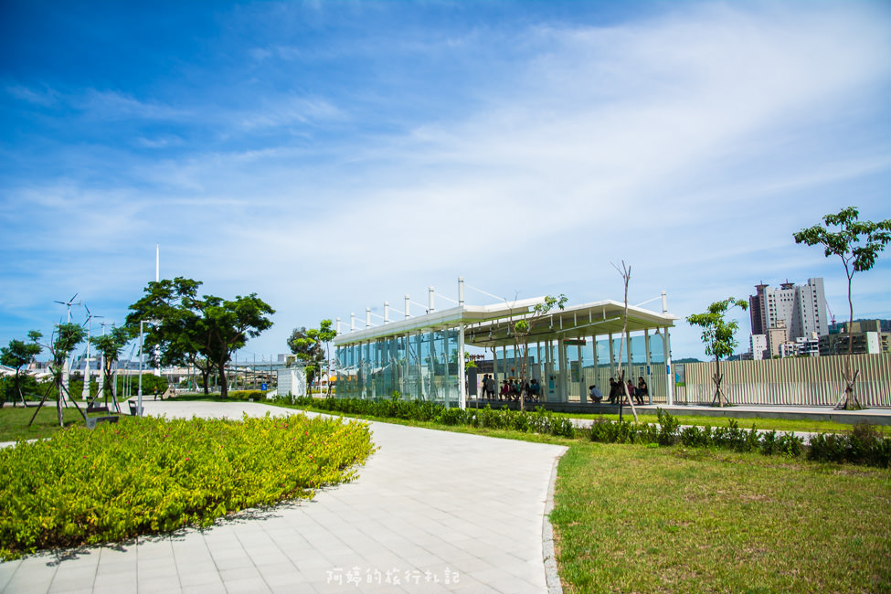 ｜高雄景點｜在85大樓下的車站，輕軌高雄展覽館站