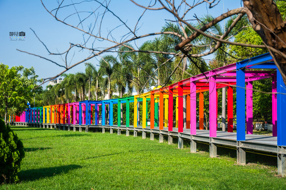 ｜台南景點｜超萌不二良小鼠公仔，還有超好拍的繽紛彩虹長廊，新營美術園區
