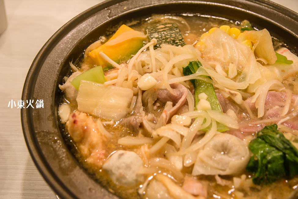 ｜高雄美食｜小東石頭火鍋，主打新鮮食材、現撈活蝦，還能一邊用餐一邊觀賞魚