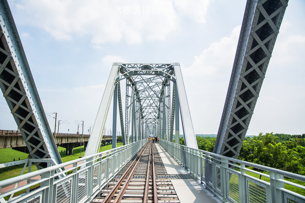 ｜高雄景點｜大樹舊鐵橋天空步道，在濕地公園野餐、奔跑，還能漫步鋼架鐵橋步道看火車
