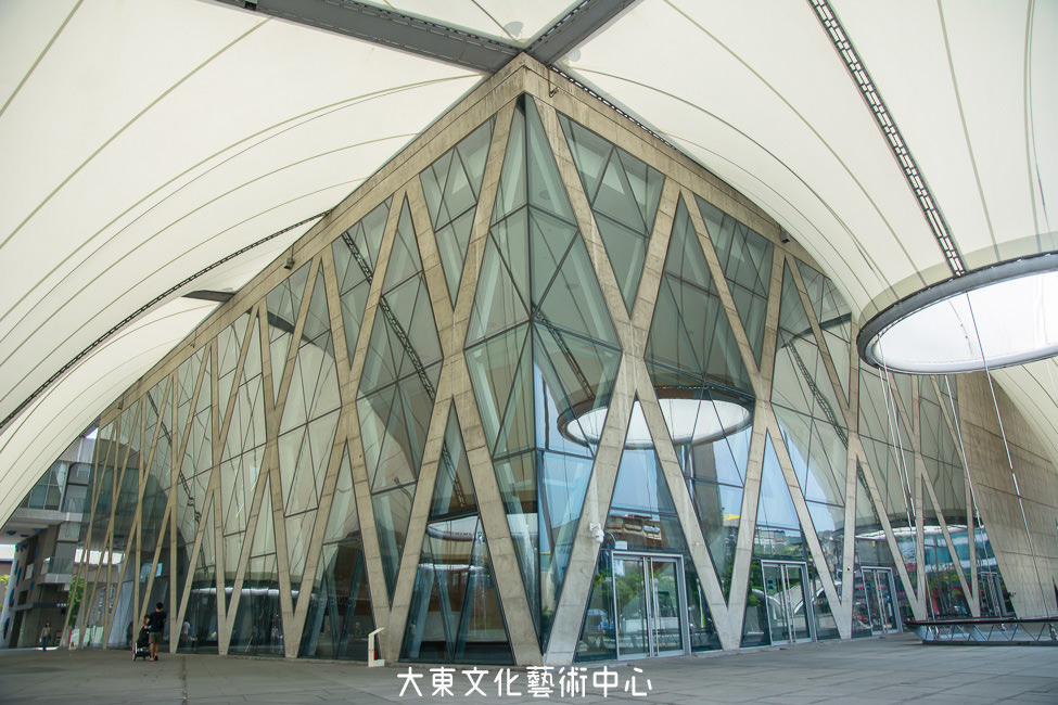 ｜高雄景點｜大東文化藝術中心，玻璃帷幕造型建築超好拍，還有全台首座藝術圖書館