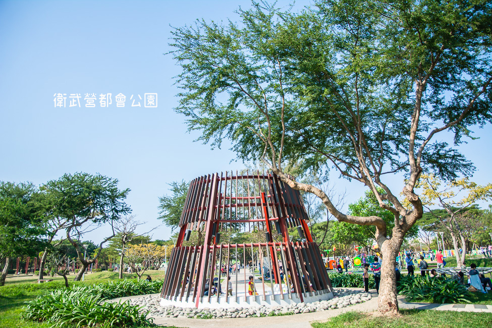 ｜特色公園｜衛武營都會公園共融遊戲場，擁有超大的白色沙坑池，還有小花傳聲筒、平衡木…等，超多好玩的遊憩設施