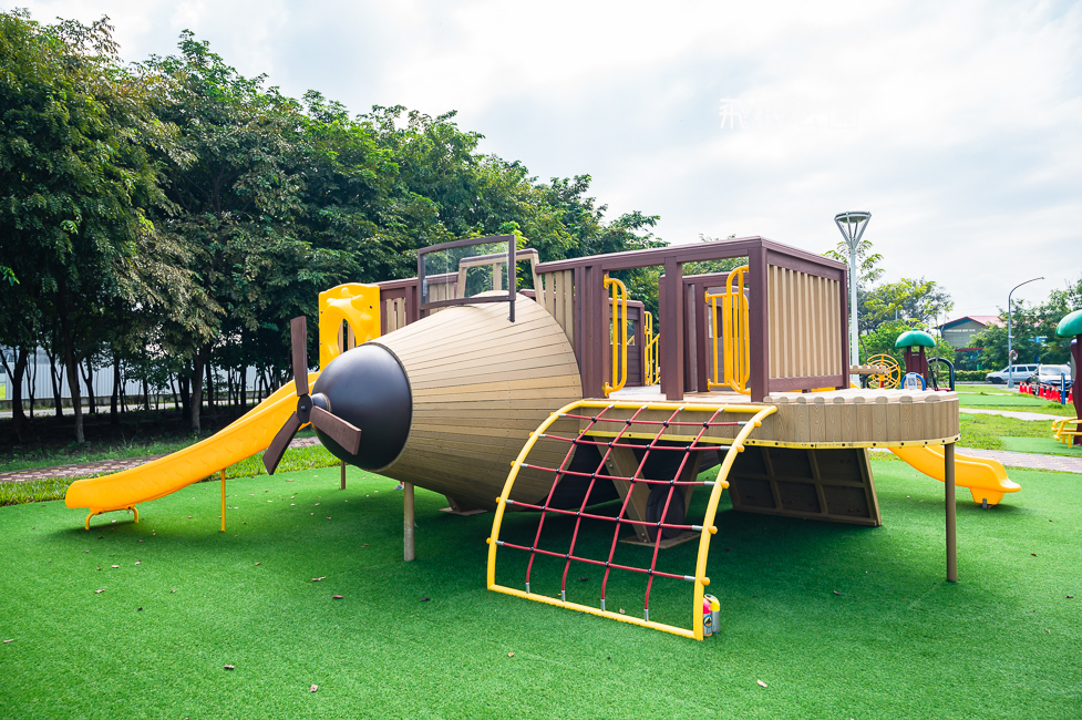 ｜特色公園｜飛機公園，飛機造型遊具超可愛，一起來開飛機吧！必備沙坑、鞦韆這裡也都有
