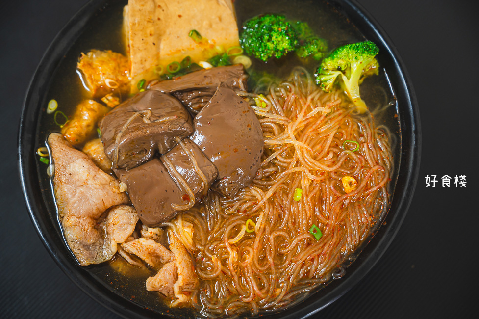 ｜彰化美食｜好食棧麻辣鴨血臭豆腐（員林店），料多味美又平價，想吃什麼自己夾，還有假日限定的龍骨白湯