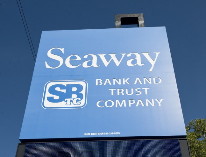 One of Chicago's Largest BlackOwned Banks Just Closed — And No One