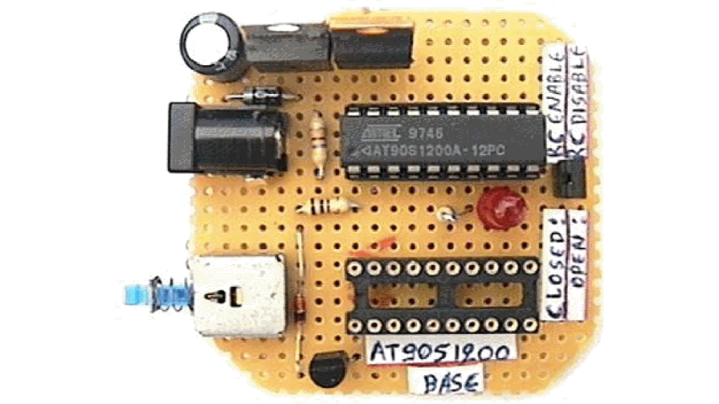 RCEN fuse programmer using AT90S1200A microcontroller