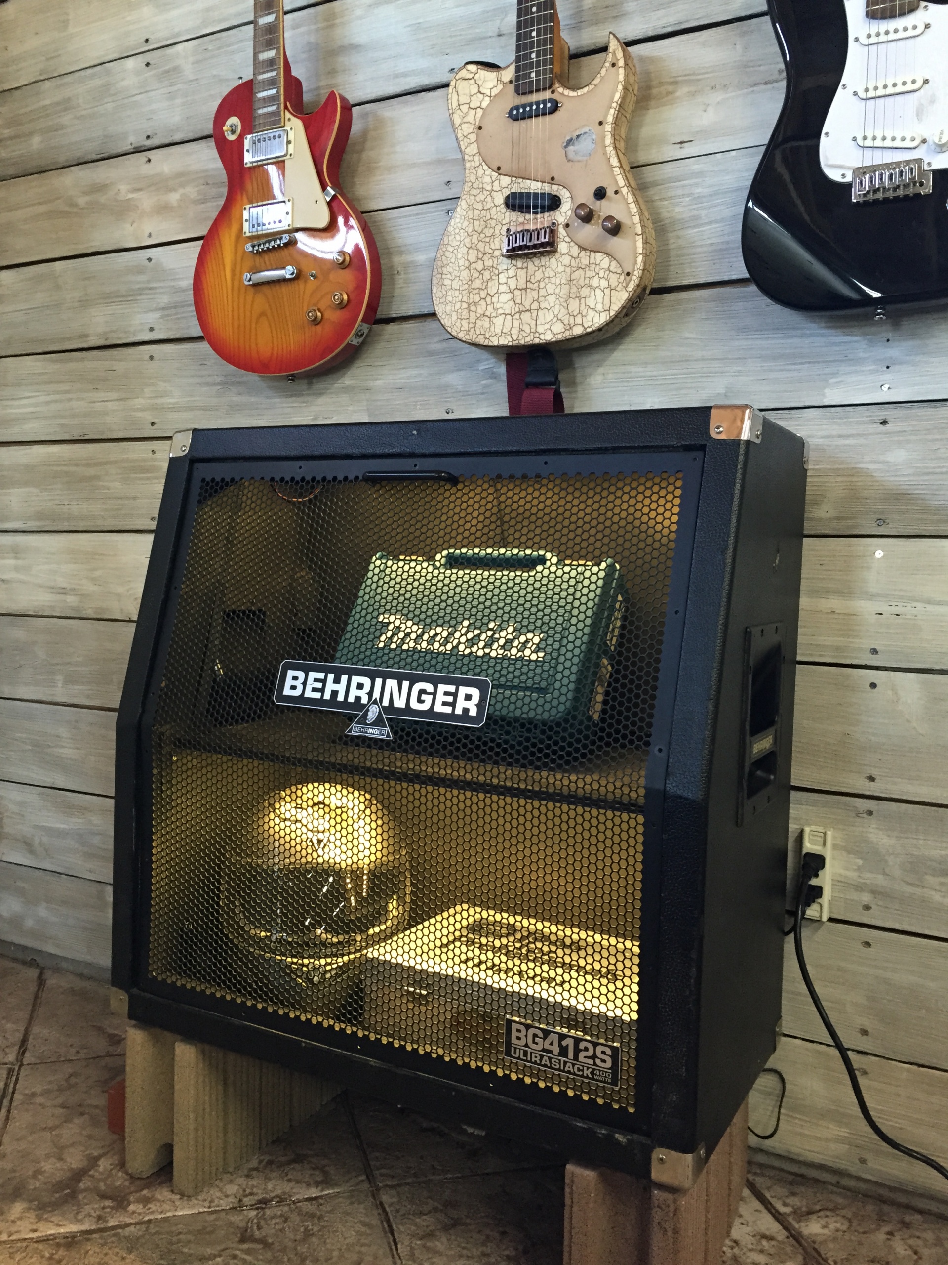 フィッシャーマンズガレージ（木製車庫） ロックンロールなDIYその2： ギターアンプを使った収納 安土倍組デザイナーズガーデン