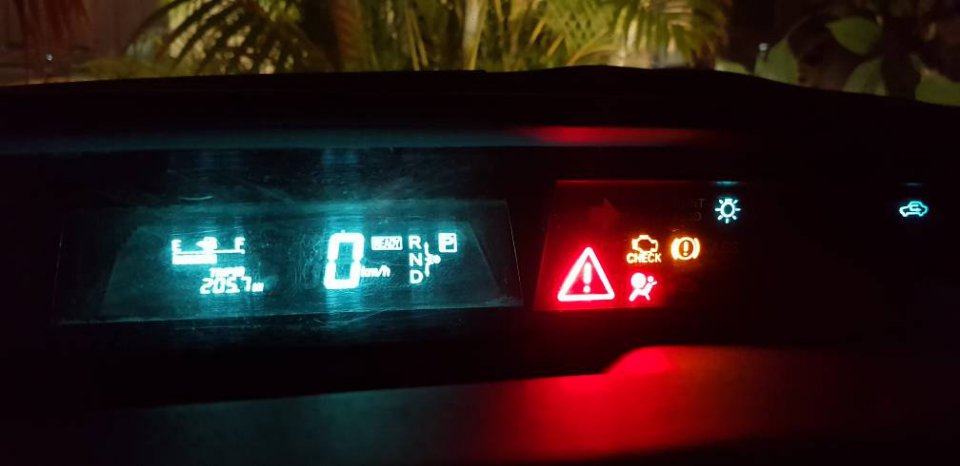 Red Triangle + Check engine + ( (!) ) Brake system + Hybrid system on MDF and no code PriusChat
