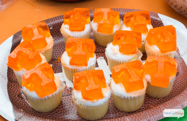 Live in a house divided when it comes to sports teams? Kickoff football season with a show your team colors party with food and decor that match your rooting interest. These are great tailgating party ideas, too! #TeamJellO #cbias