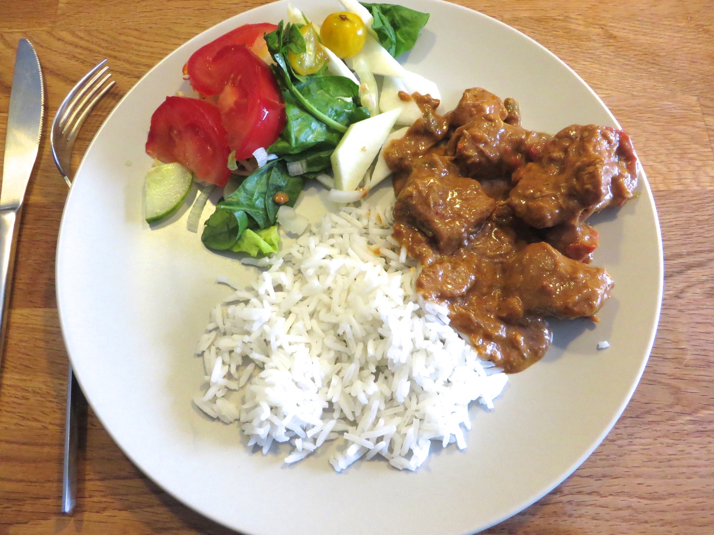 Kyckling i kokos och jordnötssås med ris, asiatisk mat recept