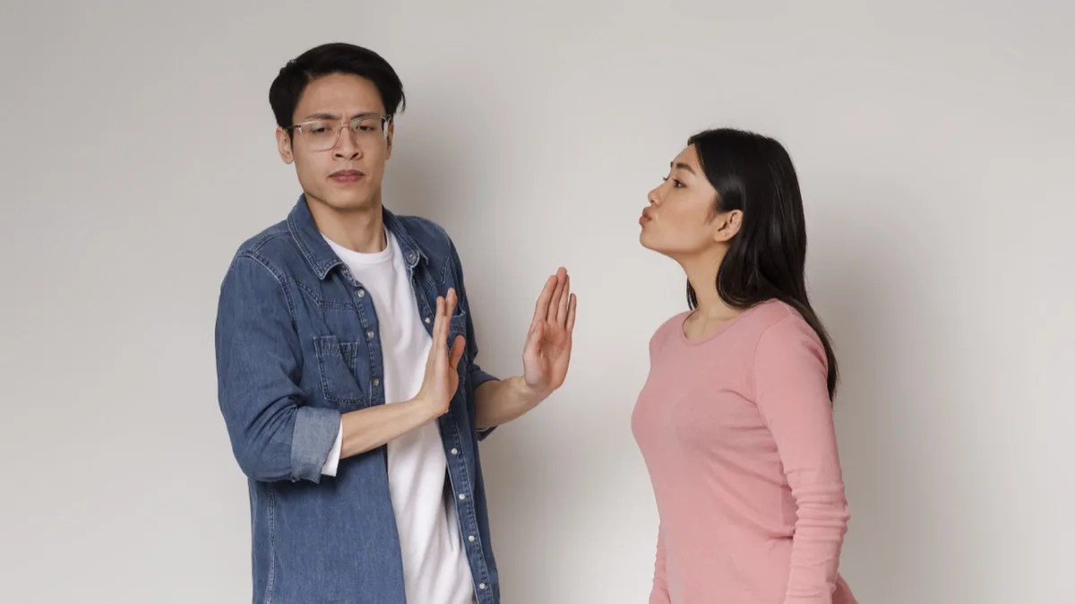 Do You Scare Guys Away? 5 Common Mistakes Which Make Him RUN