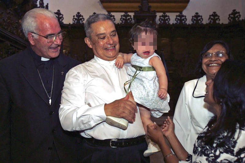 Padre Ian, il prete cattolico con nove figli Attualissimo