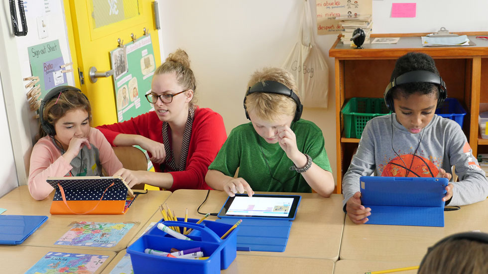 How Classroom Technology Benefits Students and Their Instructors • AtulHost