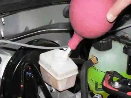 Replacing the brake fluid and pumping the brakes Renault Sandero