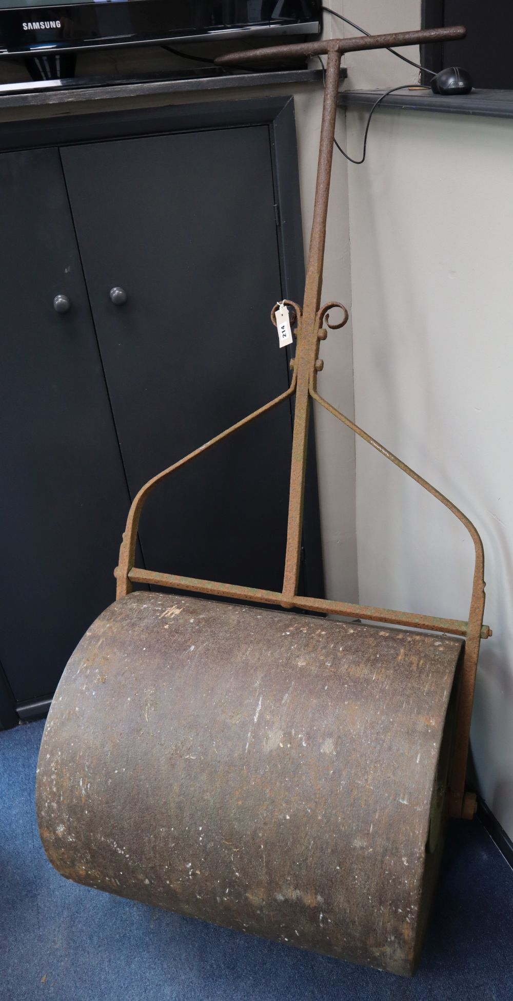 A Victorian cast iron garden roller, width 78cm, height 170cm Sale