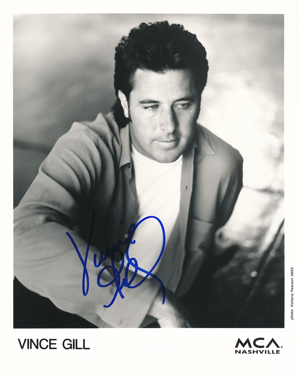 Todd Mueller Autographs Vince Gill Signed B&W Photograph