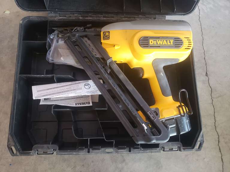 DeWalt 15 Gauge Cordless Angled Finish Nailer Ascent Auction