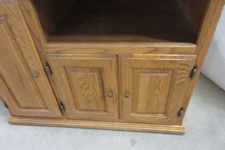 Wood TV Stand with Pull Out Drawers Albrecht Auction Service