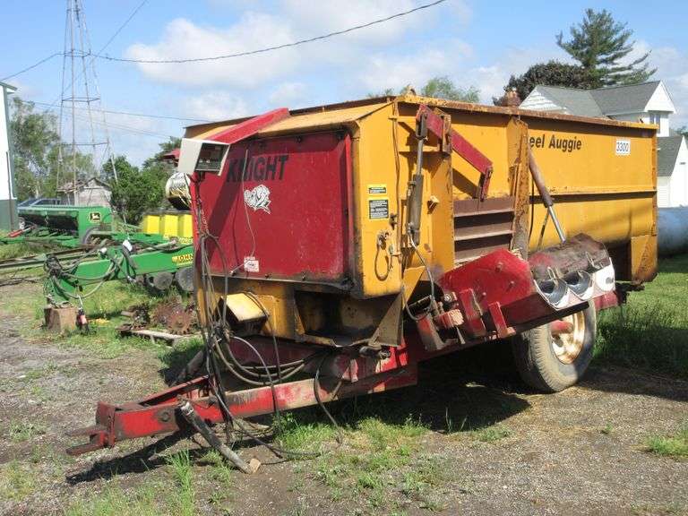 Knight 3300 Reel Augie Mixer Wagon with (3)9" Augers Albrecht