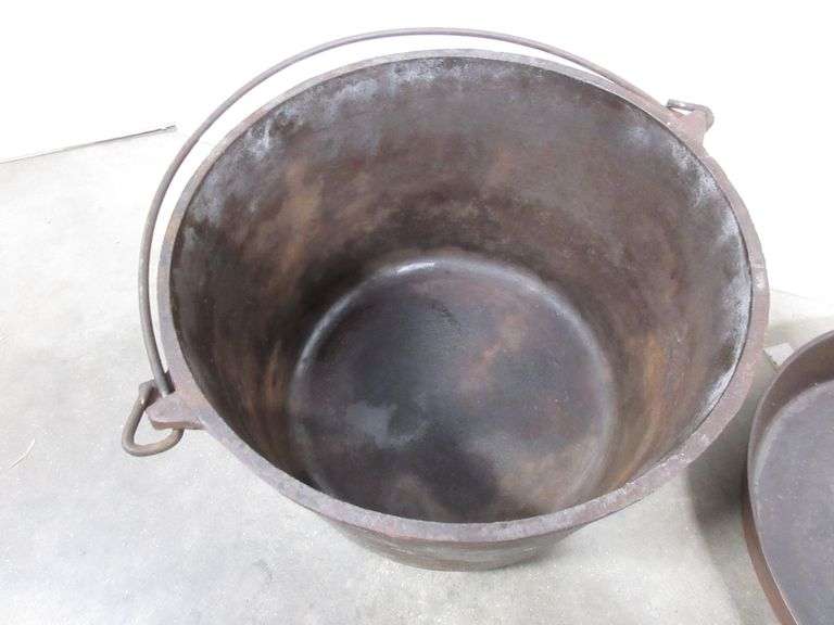 Wagner Ware no. 0 large covered cast iron pot, marked Star on bottom; 8
