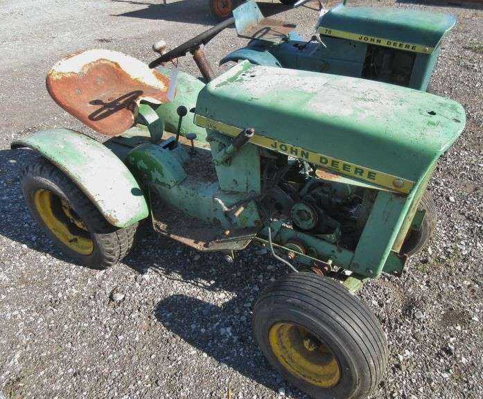 John Deere 112 garden tractor, nonrunning, no motor, has hydraulic