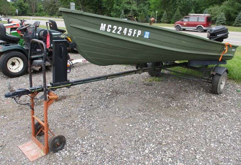 1982 Starcraft 14' aluminum Vhull boat with a 9.9 HP Mercury two