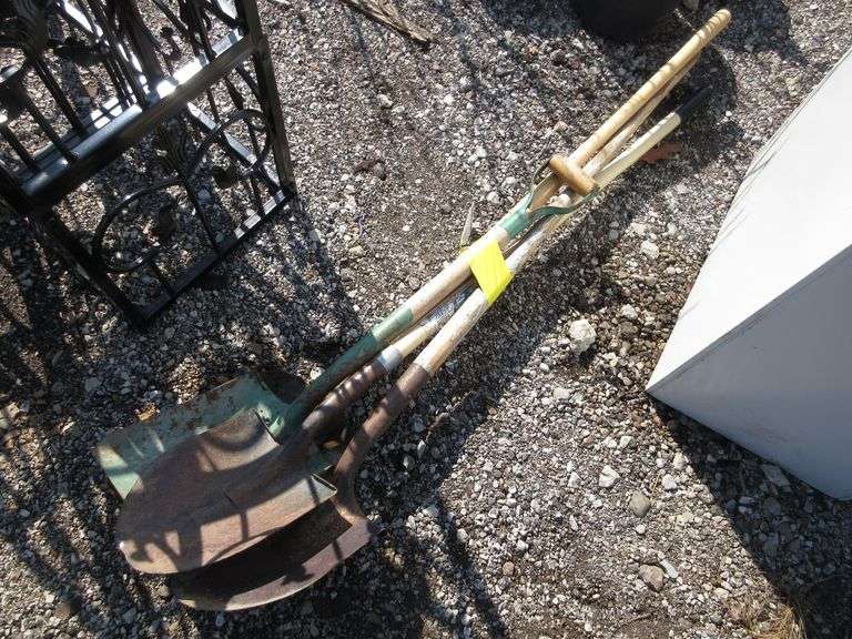 (4) Digging shovels, good Albrecht Auction Service