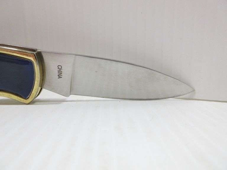 Lionel knife with emblem and picture of train, 4"L closed, in good