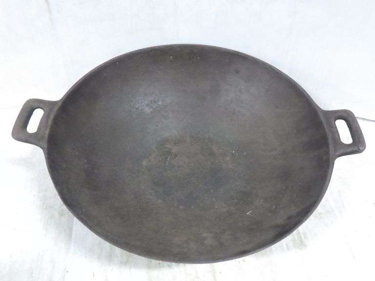 Vintage American camper cast iron 12" fry wok, nice Albrecht Auction