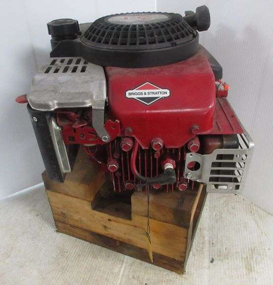 Briggs & Stratton Quantum power 5 HP engine, 16"H, runs - Albrecht