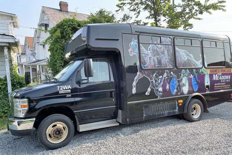 (1) 2016 FORD E450 SUPER DUTY CHAMPION SHUTTLE BUS located in DONORA