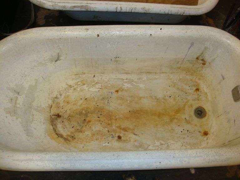 Cast Iron Claw Tub with 3 feet, Gives new meaning to "Beer Bath"! Bid