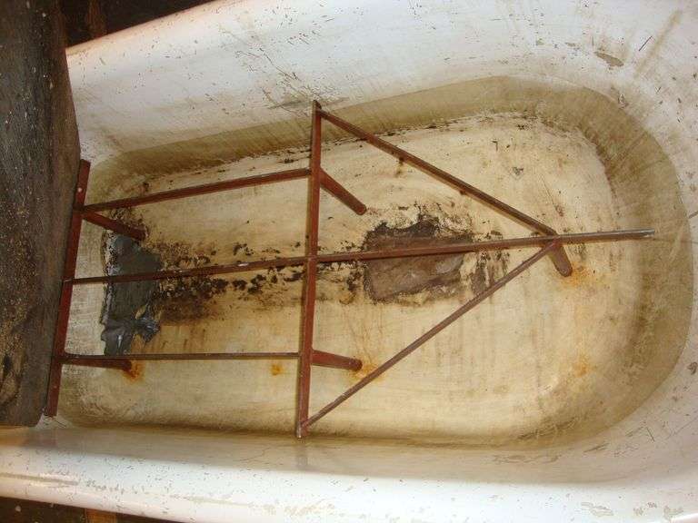 Cast Iron Claw Tub with 4 feet, Gives new meaning to "Beer Bath"! Bid
