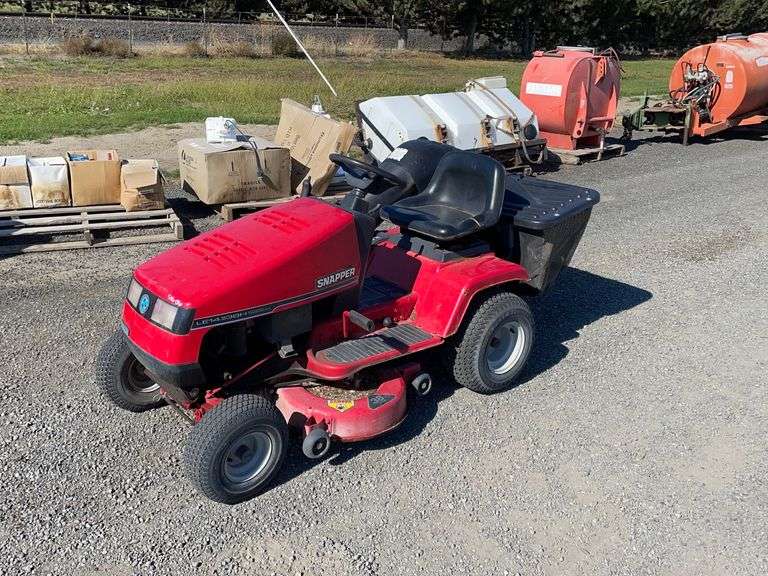Snapper Riding Lawn Mower - Booker Auction Company