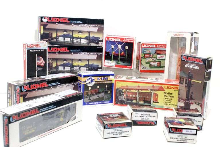 Lionel Model Train Collection Cars and Architectural Accessory pieces
