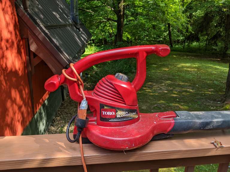Toro Leaf Blower and Extension Cord with leaf bagger) Bid On