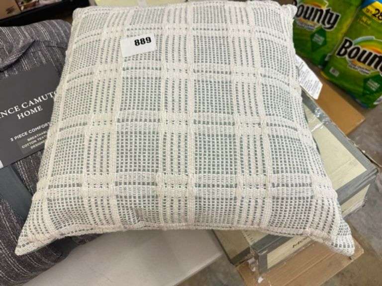 Throw Pillow and Vince Camuto Home Bedding Prime Time Auctions, Inc.