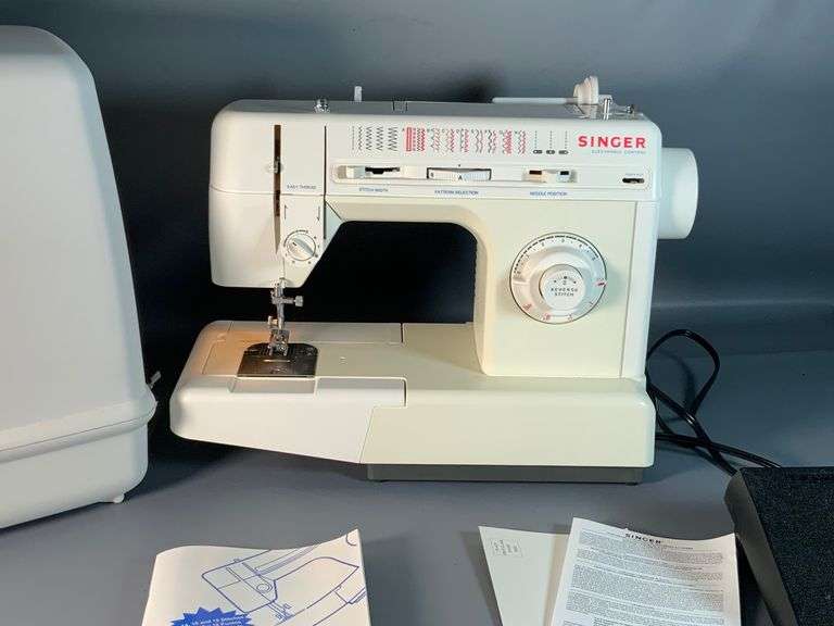 Singer Electronic Control Sewing Machine with Carrying Case and Book (Powers On) Coastal