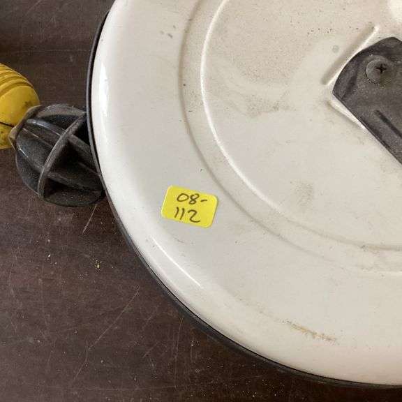 RETRACTABLE SHOP LIGHT Currie Auction Service