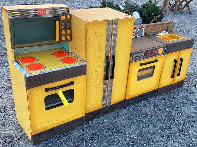 vintage metal childs kitchen set Dixon's Auction at Crumpton