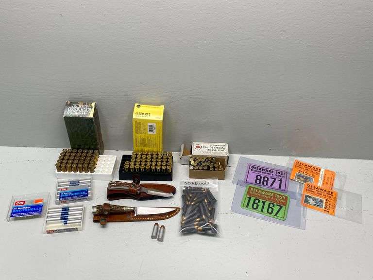 Lot of hunting knives, vintage hunting licenses, pistol and rofle