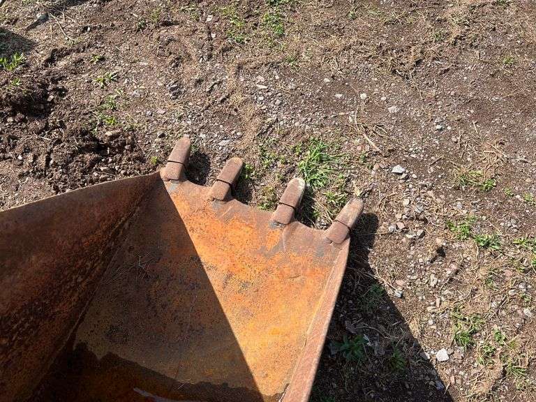 NEW HOLLAND 555E BUCKET EK Auctioneers LLC