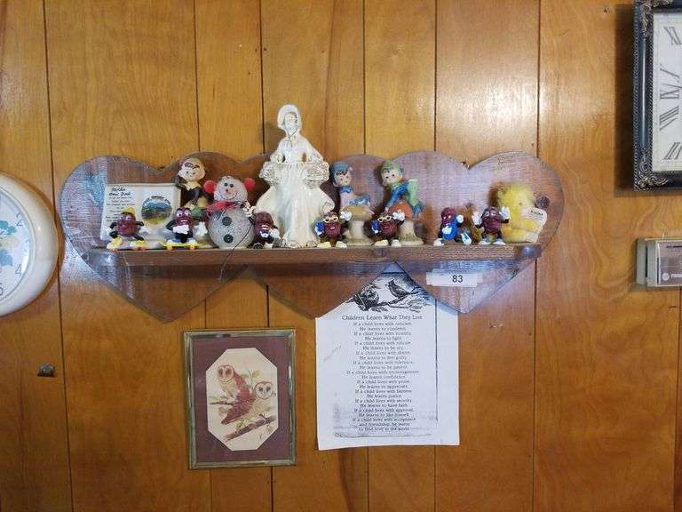 wall shelf. figurines and pictures Auction Services LTD