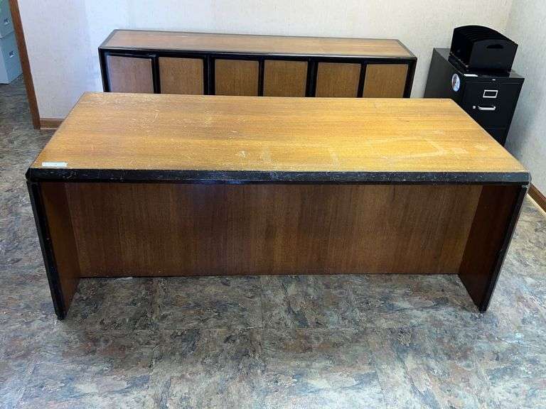Office Desk with drawers and Customer overhang Auction Services LTD