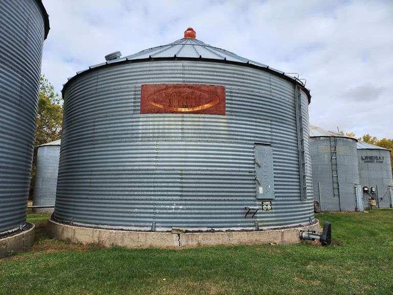 Approx 17,000bu York Grain Bin with Unload Auger and Fan Fragodt