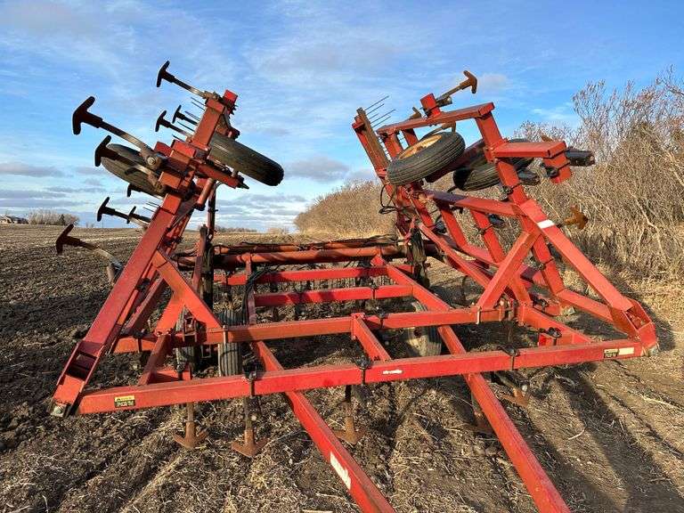 Case IH 4600 Vibra Shank Field Cultivator, 3 Bar Harrow, Walking