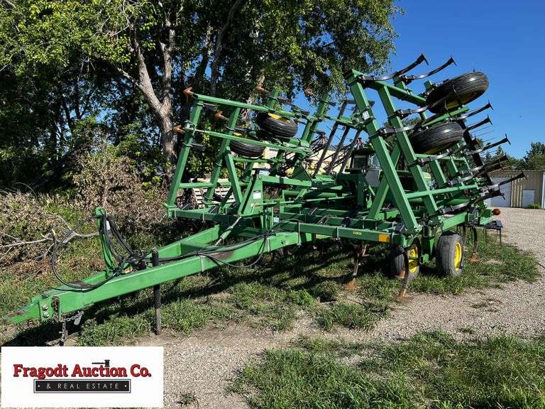 John Deere 980 Field Cultivator, 27’ with 6” Spacings, 7” Sweeps, 3 Bar Harrow, 3 Section