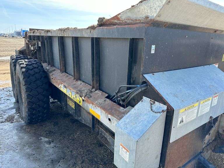 Meyers 3750 Manure Spreader, Horizontal Beaters, Poly Floor, Slop Gate